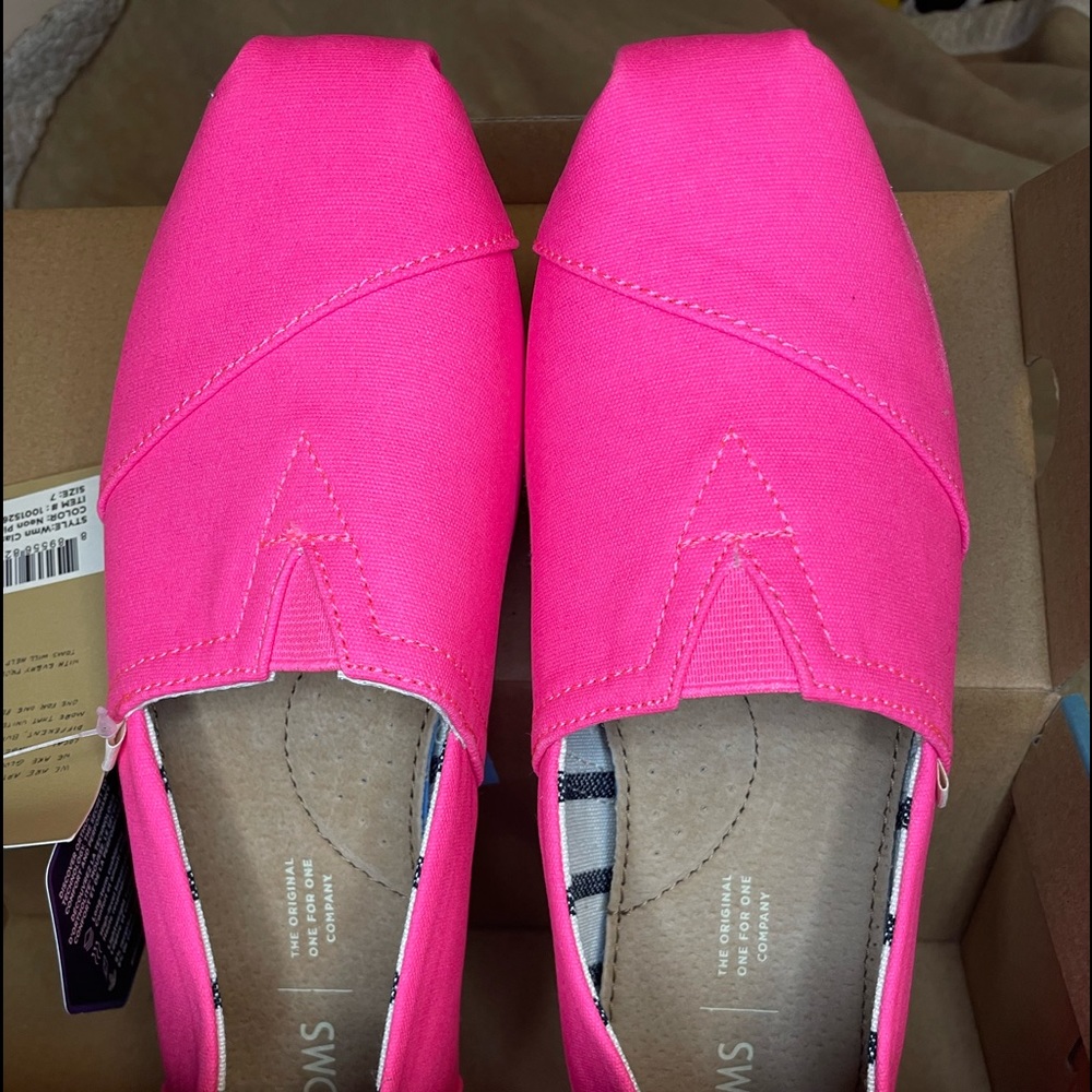 NWT Toms Classic Vivid Canvas Women’s Neon Pink Textile Slip On Shoes Size 7